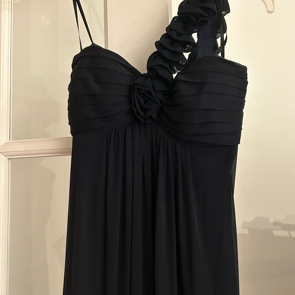 Elegant Ruffled Dress - Picture 3 of 5